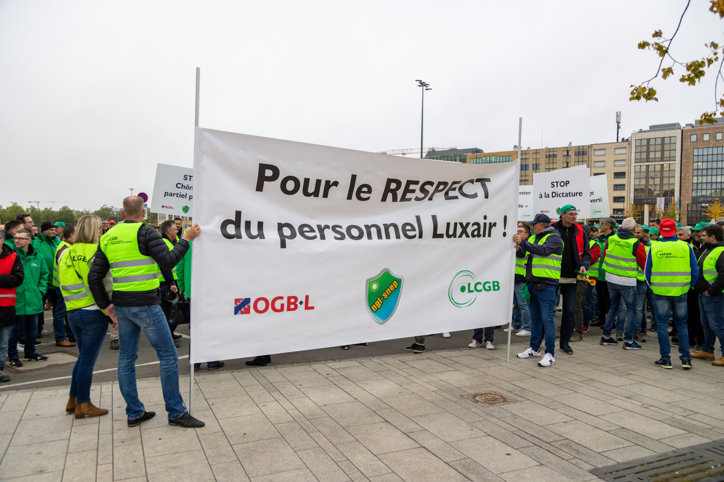 The unions are calling the treatment of staff unacceptable and demand better working conditions and a lighter workload for Luxair staff.  Romain Gamba