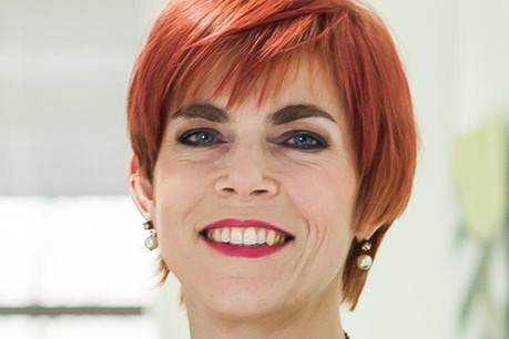 Vinciane Istace: «J’encourage à parler en termes de verbes qui expriment l’action, à ne pas se retenir de dire ‘je’ au lieu de ‘on’, et à promouvoir un lien direct entre l’interlocuteur et le message.» (Photo: PwC Luxembourg)