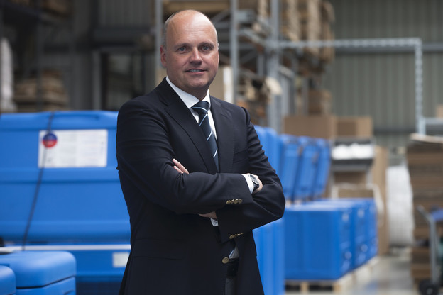 Dans les ateliers de B Medical Systems, à Hosingen, le CEO, Luc Provost, a mis son imprimante 3D au service de la production de visières, ses super-réfrigérateurs médicaux à celui d’un projet européen d’utilisation du plasma contre le coronavirus, et offrira aujourd’hui au CHL 400 masques que ses acheteurs ont acquis à l’international. (Photo: B Medical Systems)