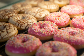 On trouve aussi en vitrine le fameux donut d’Homer Simpson. Romain Gamba / Maison Moderne