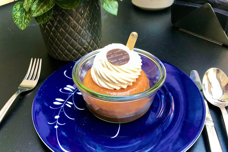 Sur place en boutique ou, comme ici, emporté dans son ramequin de verre, le nouveau baba au rhum de Kaempff-Kohler se déguste sans scrupules! (Photo: Maison Moderne)