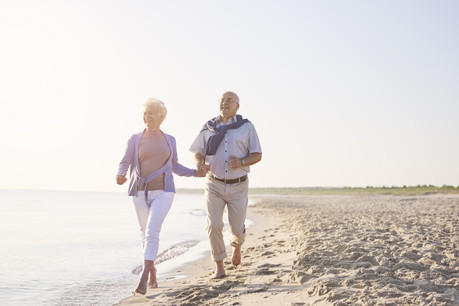 Les seniors partent plus longtemps en voyage et plus loin que les plus jeunes. (Photo: Shutterstock)