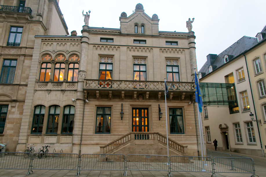 The police evacuated the Chamber of Deputies as a matter of urgency and cordoned off the streets around the building following the discovery of a suspicious package.  (Photo: Matic Zorman/Maison Moderne)