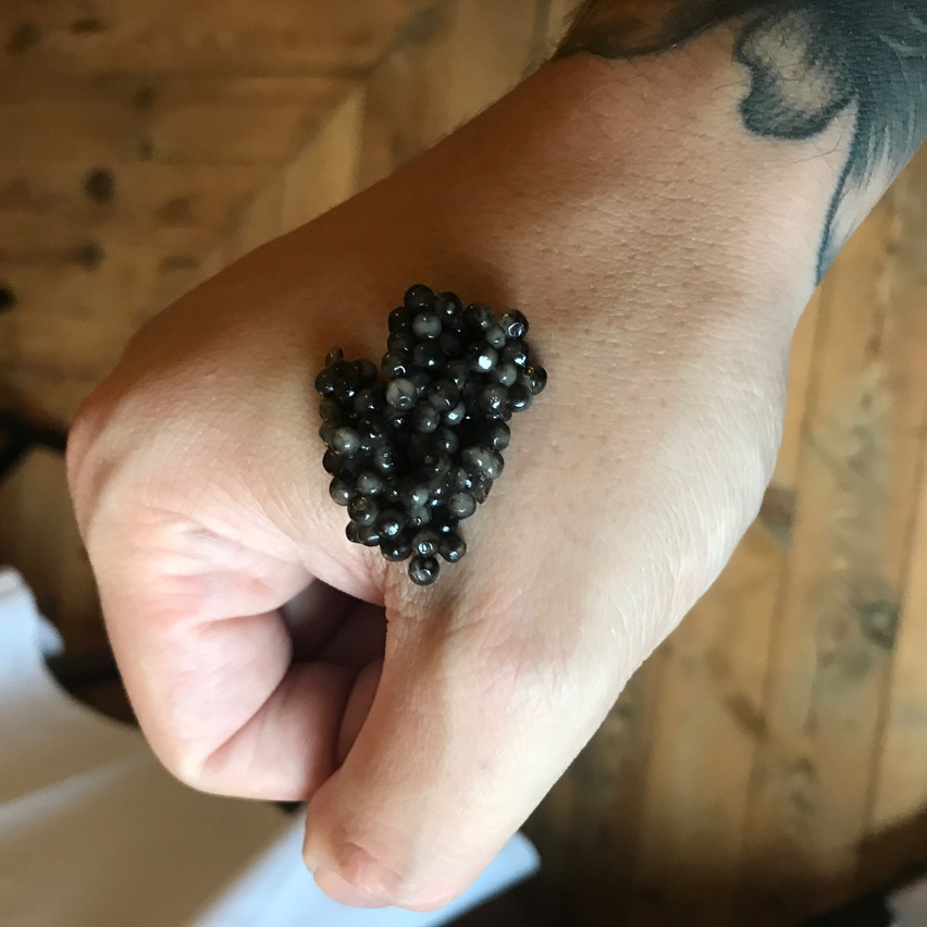La dégustation de caviar à la russe, directement sur le dos de la main entre pouce et index. Maison Moderne