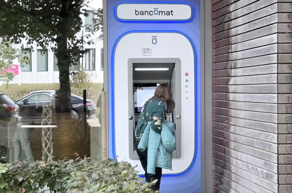 One of the new €20,000 cash machines, installed outside Namur in Hamm, where customers can use their credit or debit cards to withdraw cash in their ‘usual’ – or almost usual – surroundings. (Photo: Paperjam)