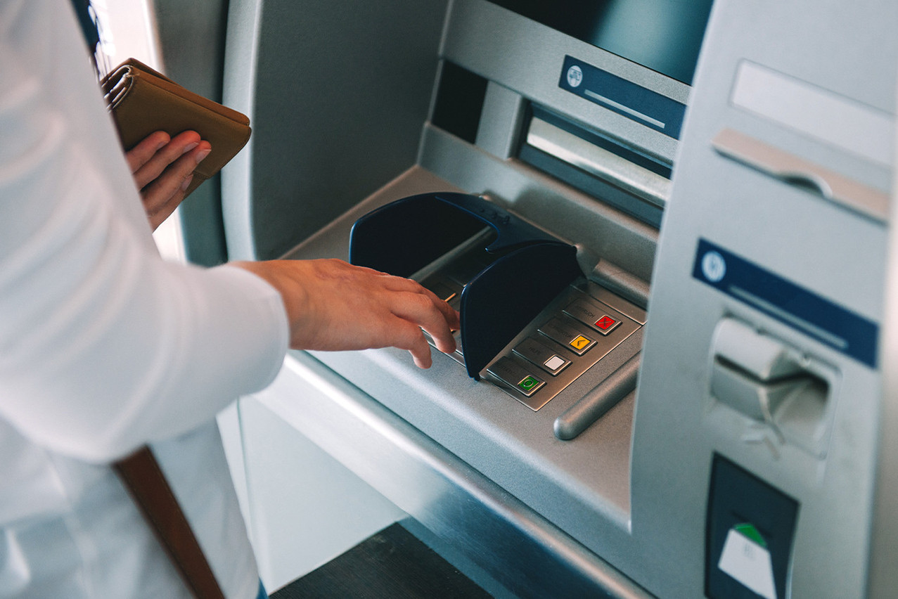 En 2025, les guichets de la Spuerkeess, de la Banque internationale à Luxembourg, de BGL BNP Paribas, de la Banque Raiffeisen, de Post Luxembourg et d’ING Luxembourg deviendront tous des guichets Bancomat.  (Photo: Shutterstock)