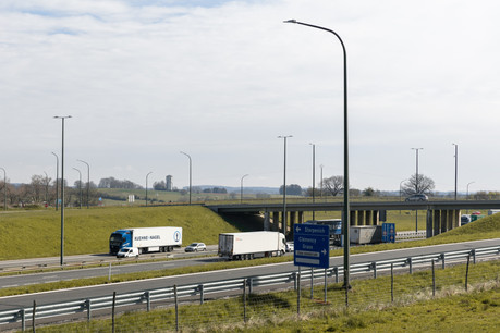 La bande de covoiturage entre Arlon et le poste-frontière de Sterpenich ne connaît pas le succès. Pour inverser cette tendance, il suffirait sous peu d’être deux à bord pour l’emprunter. Elle serait aussi ouverte aux motards. (Photo: Maison Moderne)