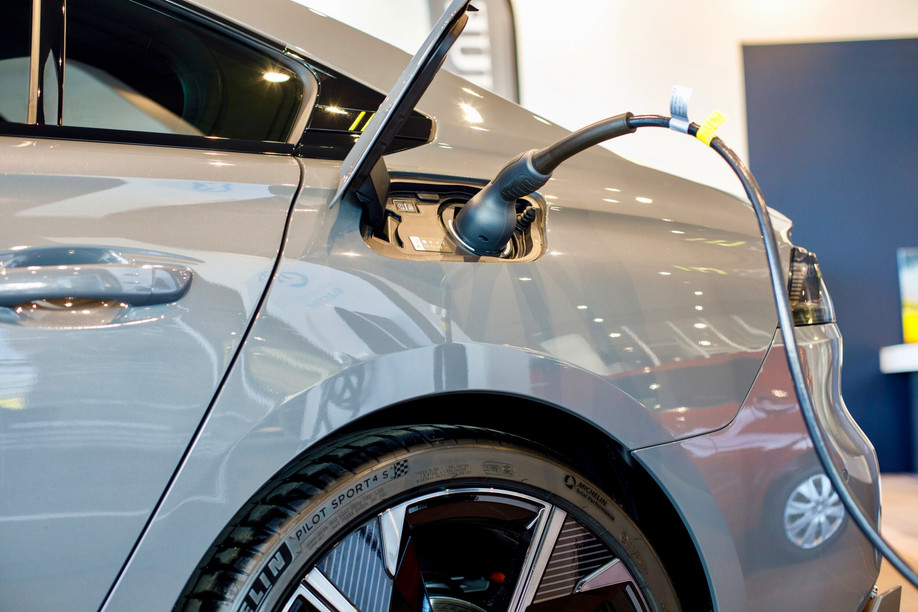 “For a new car, the aid would be €10,800, which over the three years, or 36 months, represents a reduction of €300 a month,” the environment ministry’s Louis Bleser told MPs. Photo: Paperjam archives