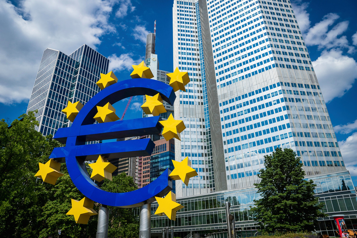 Eurozone banks have decreased their risk tolerance, partly due to the high risk perception resulting from the increasing key banking rates and the tightening of their balance sheets, which suggests dampening economic conditions. Photo: Shutterstock