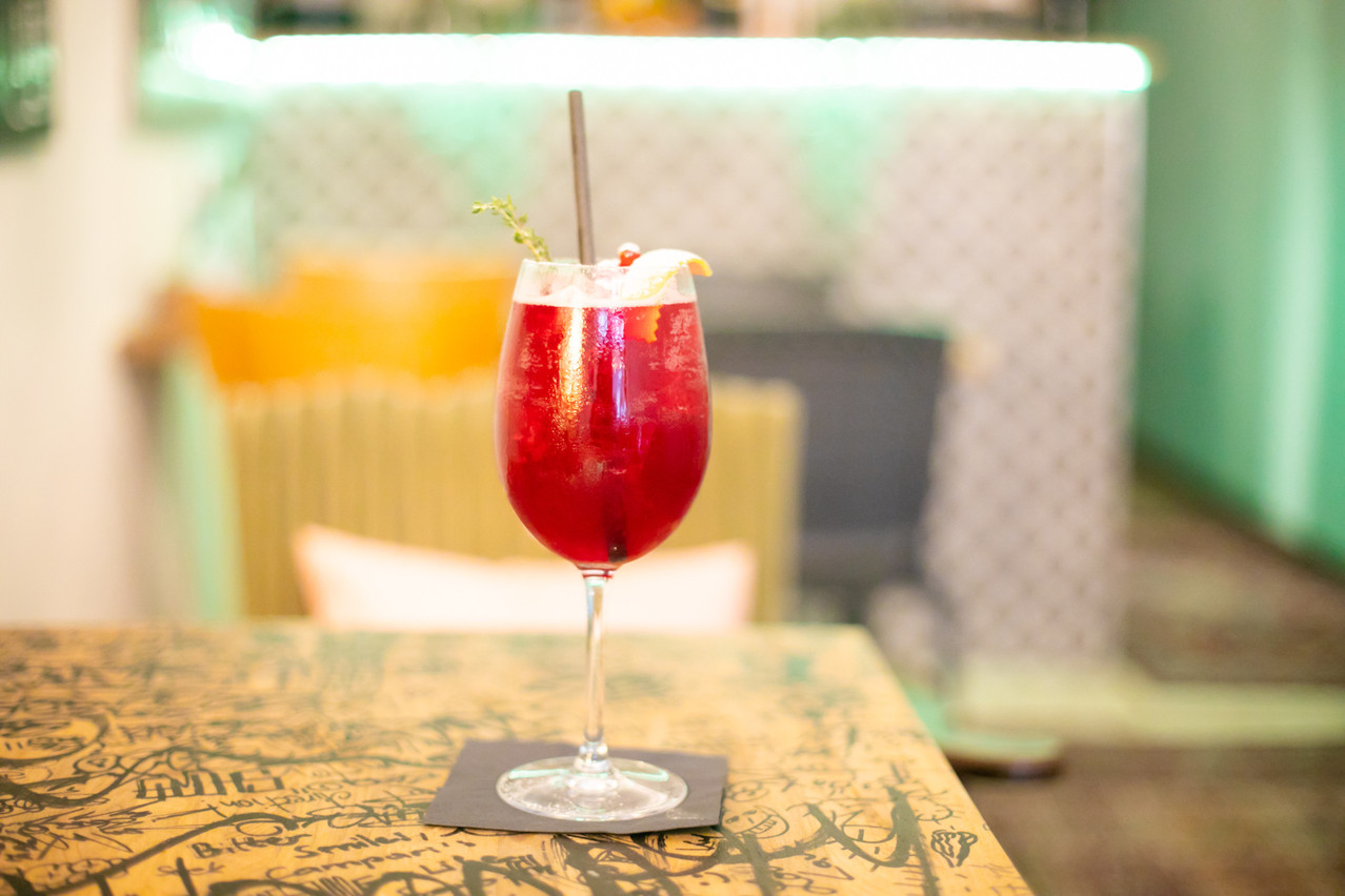 «El Pistolero» est un cocktail parfait pour cette fin d’été, avec son rouge profond et ses saveurs végétales…  (Photo: Matic Zorman/Maison Moderne)