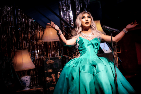 En attendant de pouvoir rouvrir son cabaret-restaurant à ses clients, Madame Yoko organise dès qu’elle le peut des shows en ligne, diffusés sur la page de l’établissement. (Photo: Sebastian Hype)