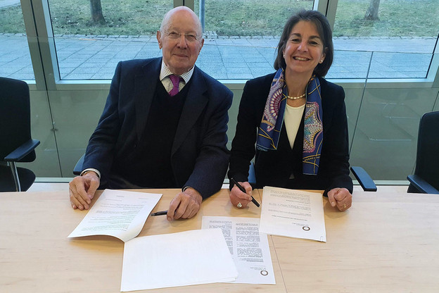 Peter Bittmann et Tonika Hirdman lors de la signature de la convention d’hébergement. (Photo: Fondation de Luxembourg)