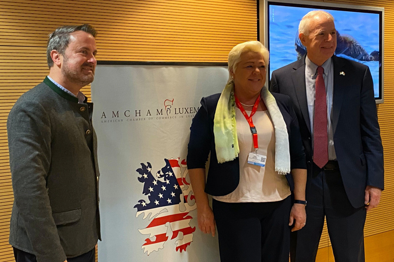Le Premier ministre Xavier Bettel pose au côté de la responsable du marketing de l’American Chamber of Commerce in Luxembourg, Sonja Holper, et de l’ambassadeur des États-Unis au Luxembourg, Thomas Barrett.  (Photo: Maison Moderne)