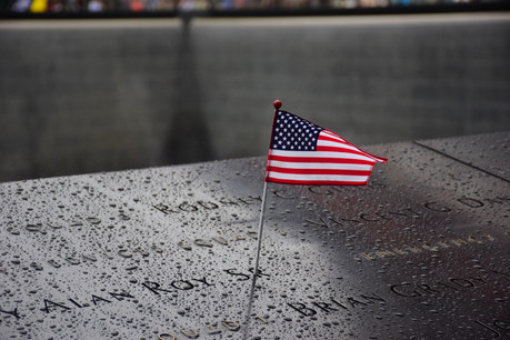 Les noms des 3.000 victimes des attentats du 11 septembre ont été gravés sur les murs du bassin d'eau du 9/11 Memorial à Ground Zero. (Photo: Shutterstock)