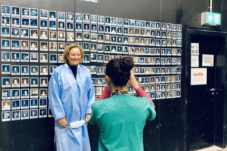 La ministre de la Santé, Paulette Lenert, qui visitait ce dimanche le centre de soins avancés de la Rockhal, devra expliquer pourquoi le test PCR de Fast Track Diagnostics a si vite été choisi, alors qu’il ne semblait pas encore tout à fait au point. (Photo: Twitter/Paulette Lenert)