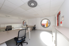 À l’intérieur du bâtiment administratif, un bureau paysager. ((Photo: Fonds Belval) )