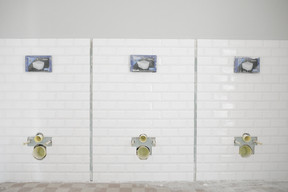 L’esprit industriel se retrouve jusque dans les toilettes avec ce choix de carrelage de type «métro parisien». (Photo: Matic Zorman/Maison Moderne)