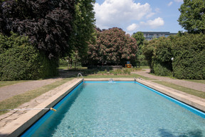 Aujourd’hui, une piscine en plein air est encore utilisée. À terme, elle ne pourra plus l’être et sera comblée. (Photo: Matic Zorman/Maison Moderne)