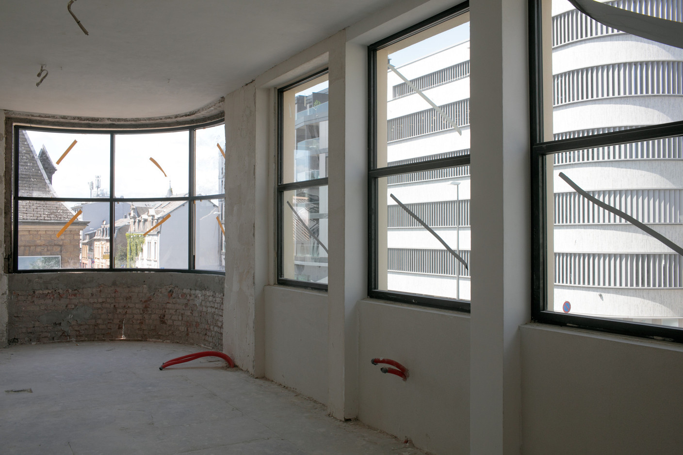 Les angles courbes et vitrés donnent une allure spécifique au bâtiment. (Photo: Matic Zorman / Maison Moderne)