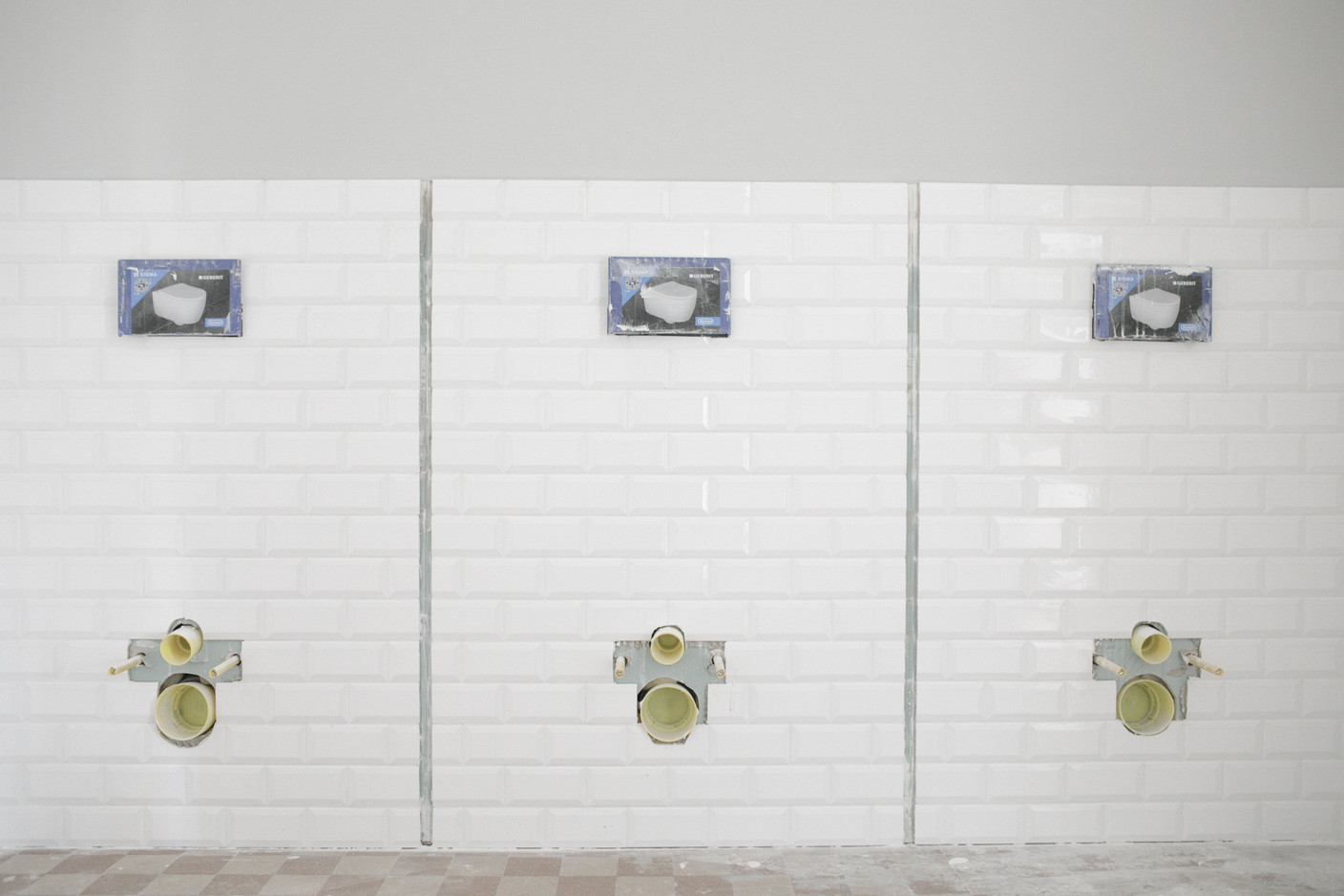 L’esprit industriel se retrouve jusque dans les toilettes avec ce choix de carrelage de type «métro parisien». (Photo: Matic Zorman/Maison Moderne)
