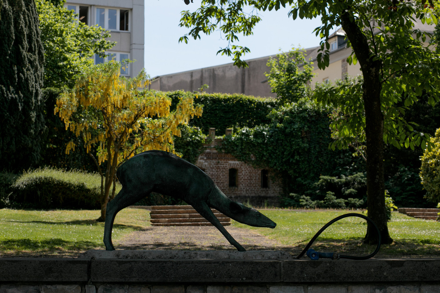 Une sculpture animalière d’Auguste Trémont anime la perspective centrale du parc. (Photo: Matic Zorman/Maison Moderne)