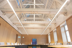 Un site de salle de réunion sous une partie de l’impressionnante structure de support du toit. (Photo: Matic Zorman/Maison Moderne)