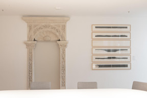 Détail d’époque et art contemporain côte à côte. (Photo: Matic Zorman/Maison Moderne)
