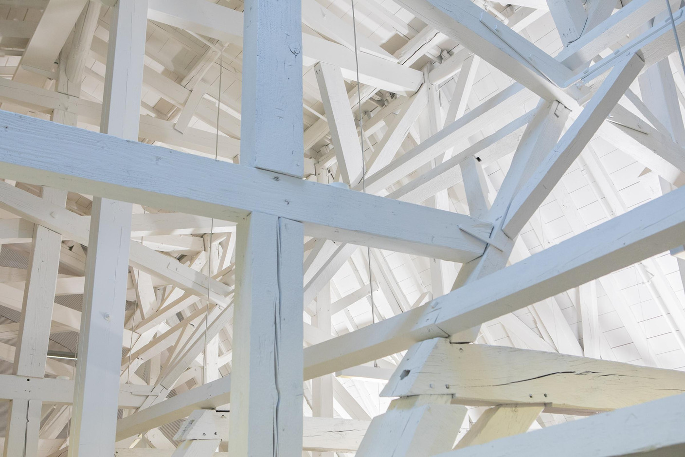 Un labyrinthe de poutres en bois. (Photo: Matic Zorman/Maison Moderne)