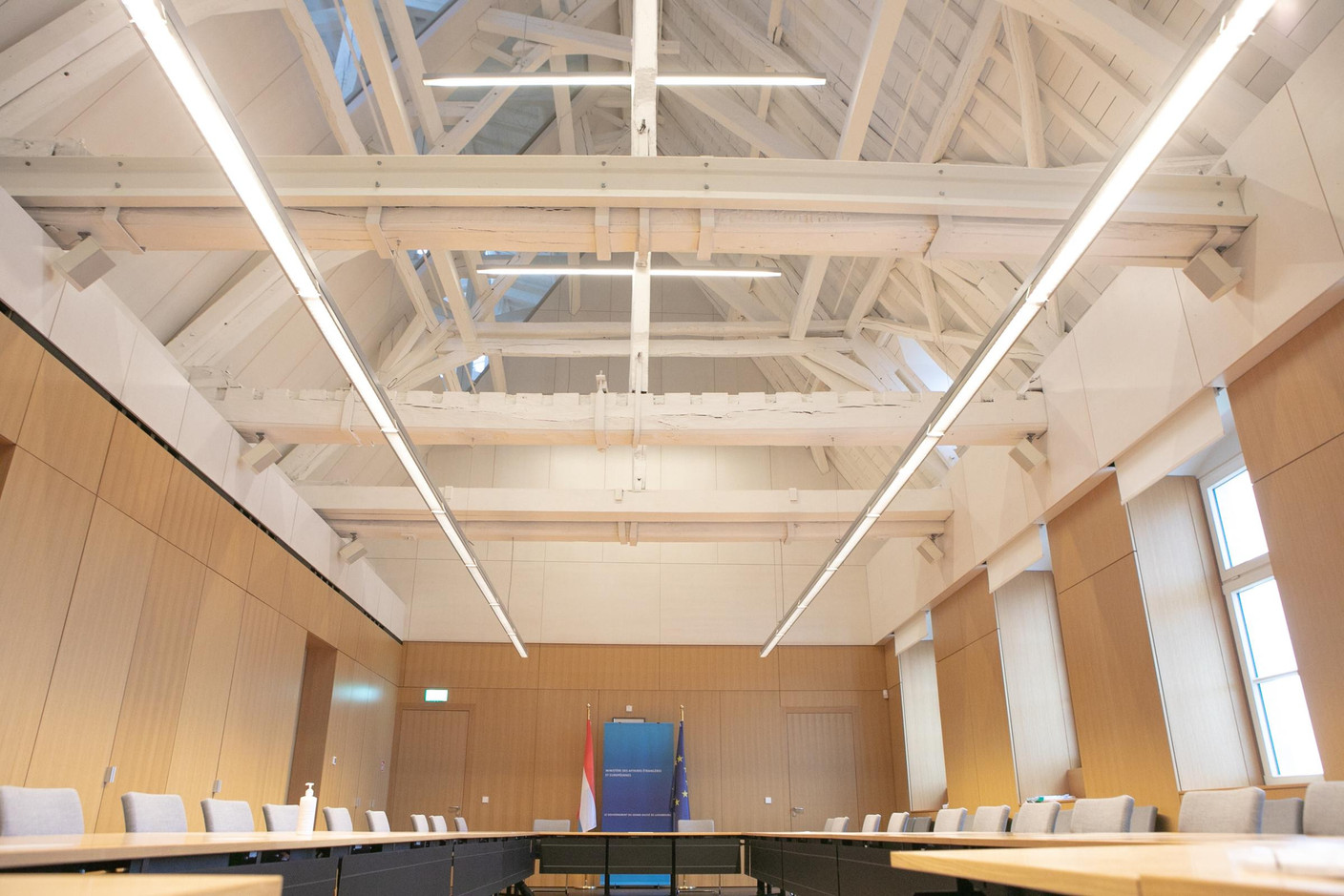 Un site de salle de réunion sous une partie de l’impressionnante structure de support du toit. (Photo: Matic Zorman/Maison Moderne)
