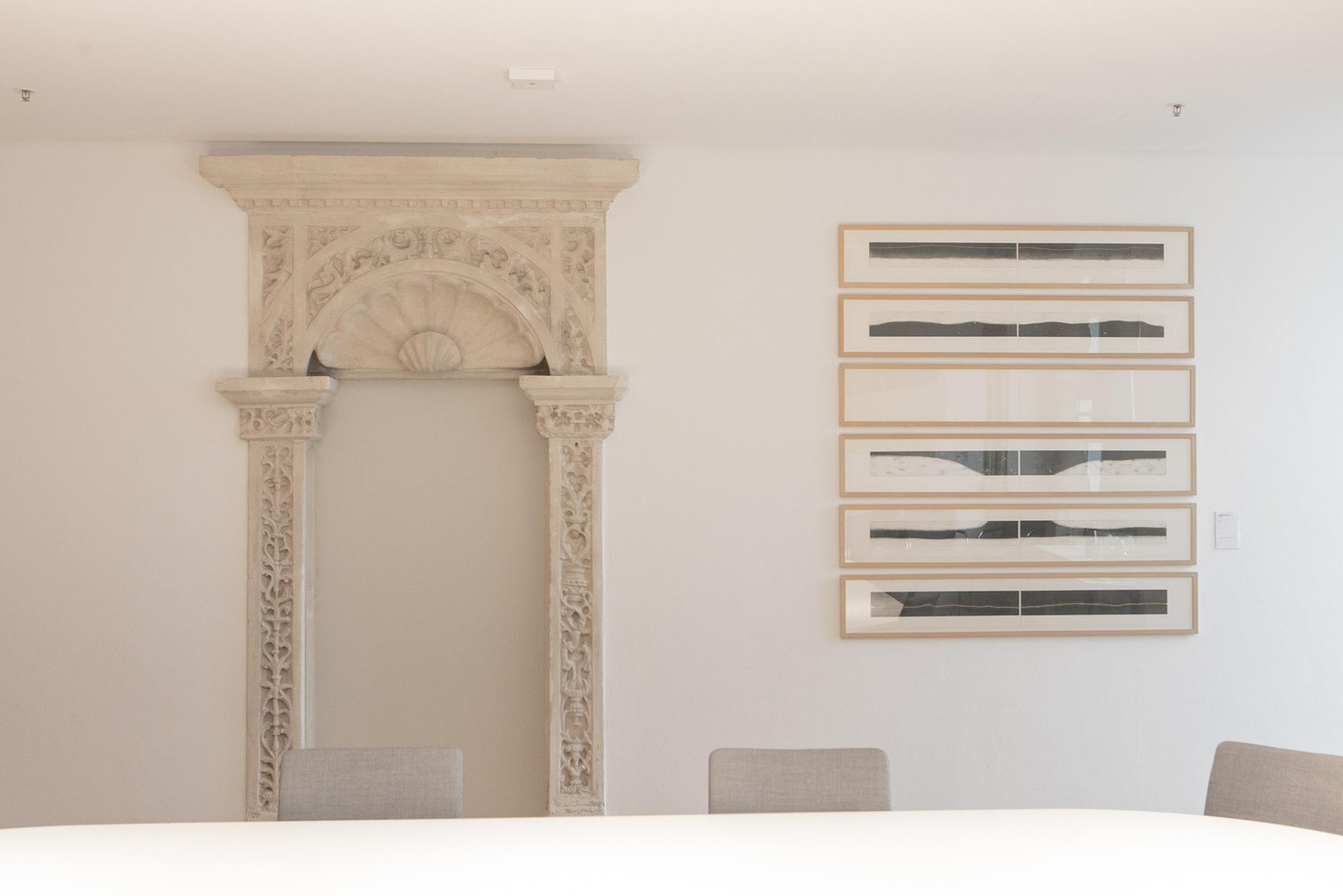 Détail d’époque et art contemporain côte à côte. (Photo: Matic Zorman/Maison Moderne)