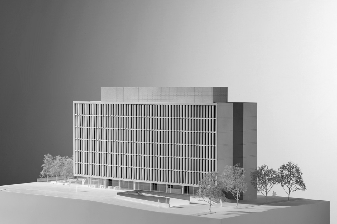 La maquette du projet dévoile bien le principe des trois lames verticales qui composent le bâtiment. (Photo: Christof Weber)