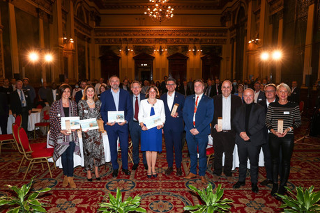 Les administrateurs Martine Schummer et Marc Feider (au centre) étaient présents pour recevoir leur trophée. (Photo: Schroeder & Associés)