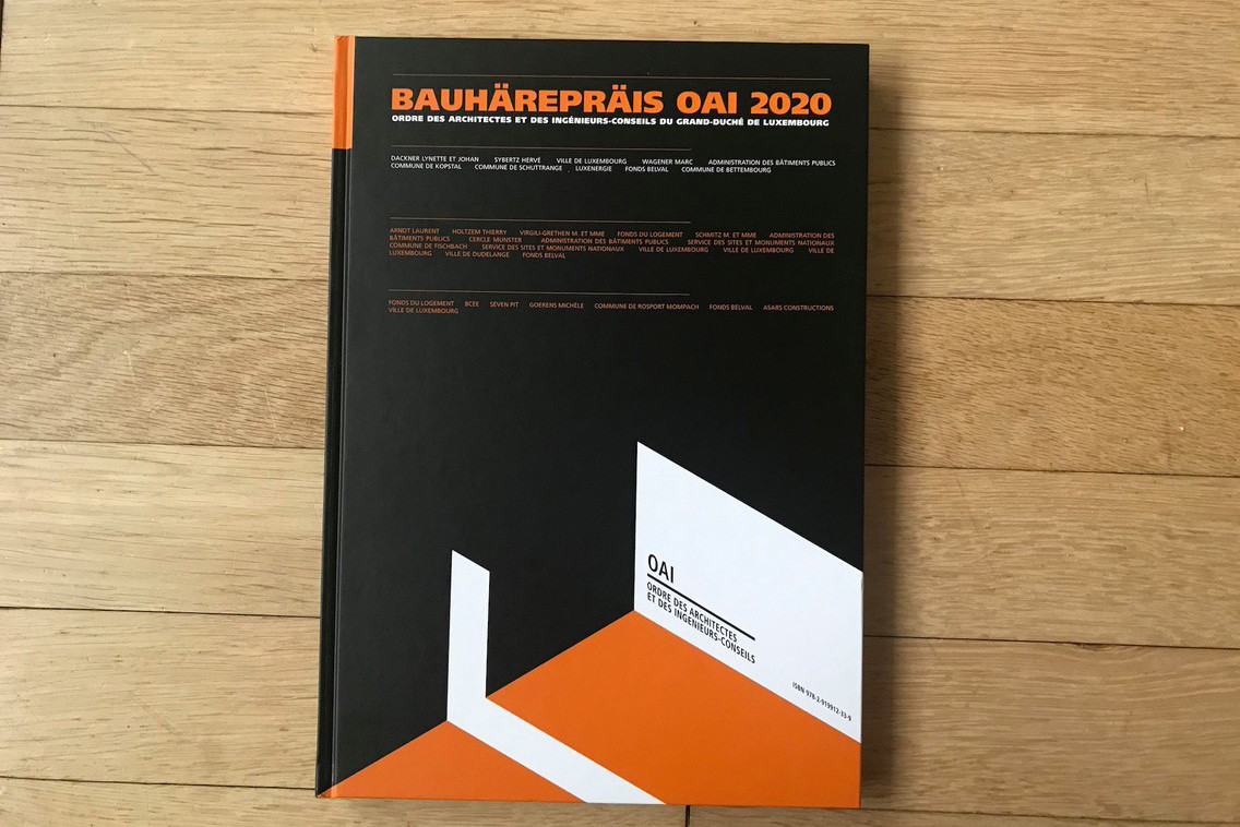 Le catalogue du Bauhärepräis OAI 2020 rassemble tous les projets candidats. (Photo: Paperjam)