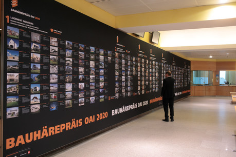 L’exposition du Bauhärepräis OAI 2020 se déploie dans l’ancienne salle des guichets de l’Hôtel des Postes à Aldringen. (Photo: Matic Zorman / Maison Moderne)