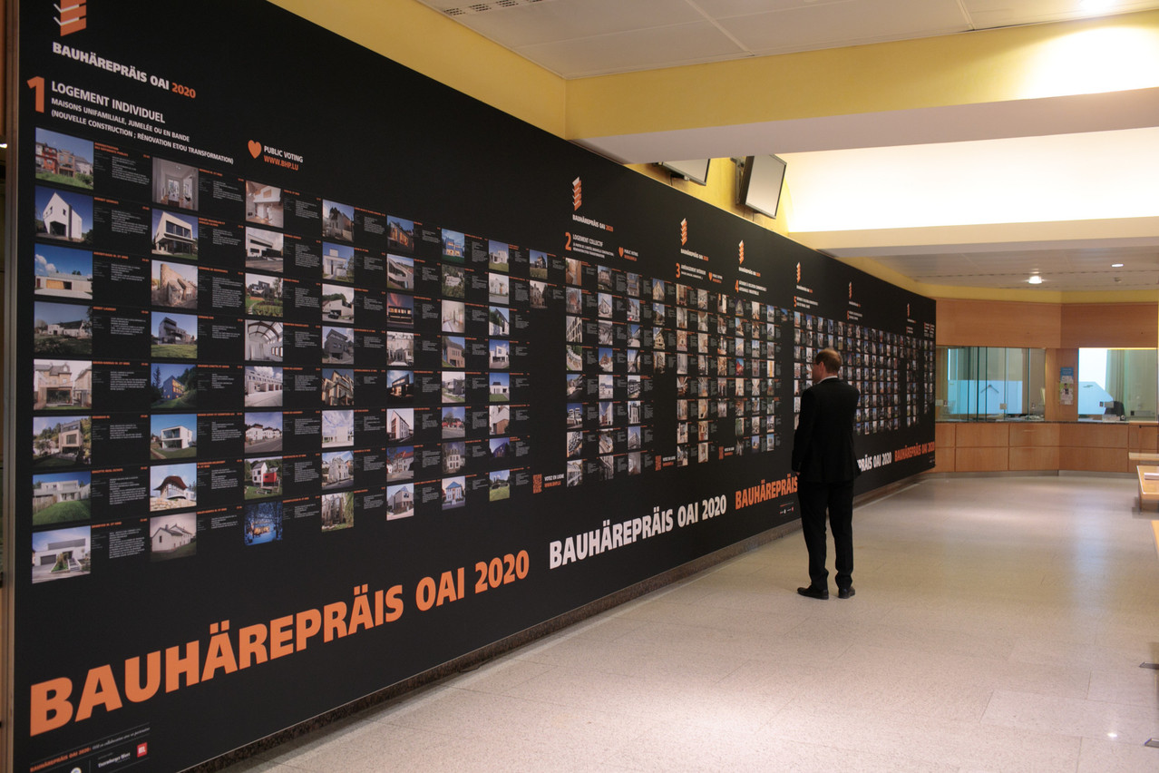 L’exposition du Bauhärepräis OAI 2020 se déploie dans l’ancienne salle des guichets de l’Hôtel des Postes à Aldringen. (Photo: Matic Zorman / Maison Moderne)