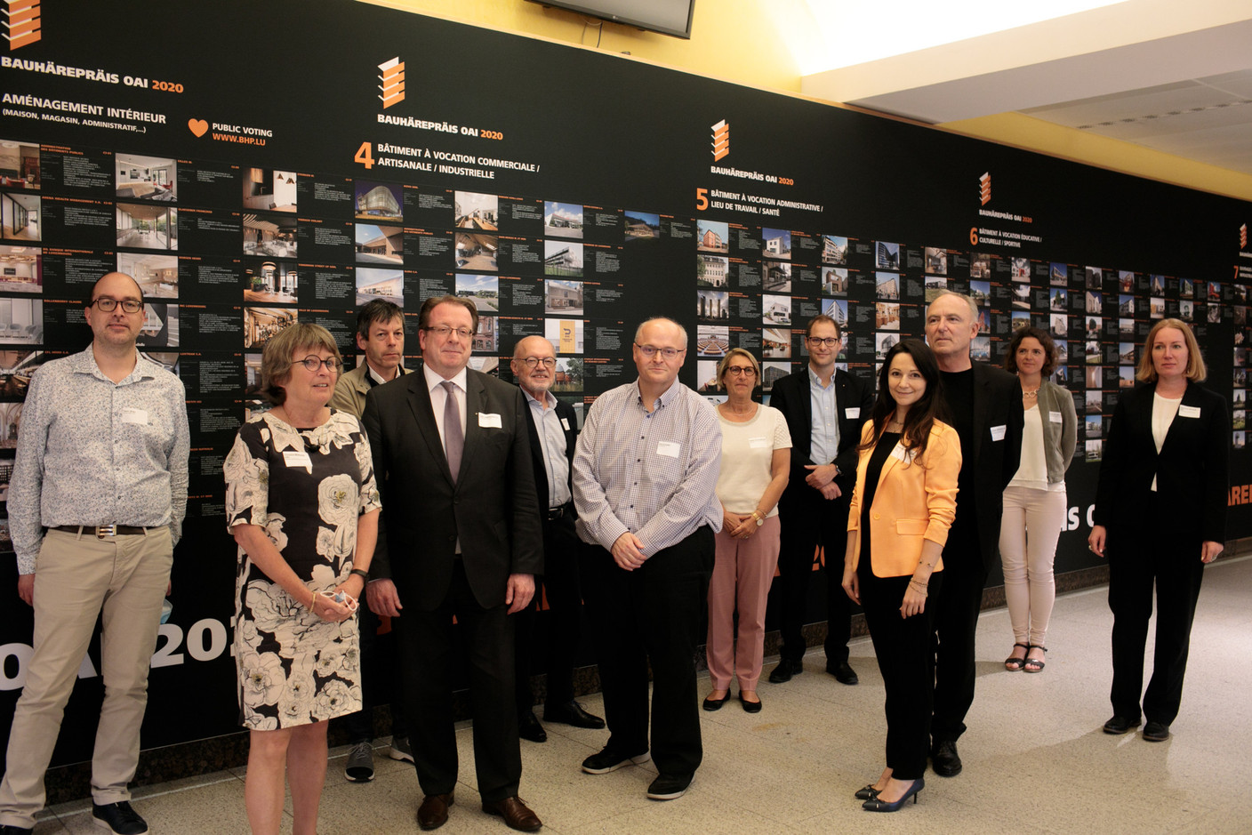 Les membres du jury, avec l’aide de l’équipe de l’OAI, se sont regroupés lundi 6 juillet pour sélectionner les lauréats et nominés du Bauhärepräis OAI 2020. (Photo: Matic Zorman / Maison Moderne)