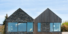Cette maison de campagne combine pierre et bois en étant très bien intégrée à son environnement. (Photo: CCA)