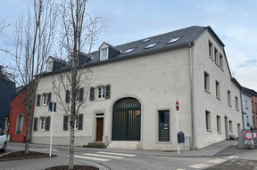 La façade principale n’a pas du tout été modifiée, alors que le bâtiment accueille désormais de nombreux logements. (Photo: C. Schwartz)