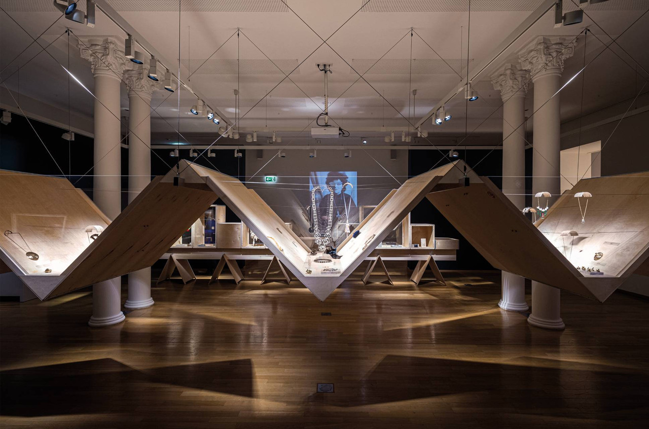 Les supports de cette exposition sont composés de matériaux recyclables. (Photo: Mike Zenari)