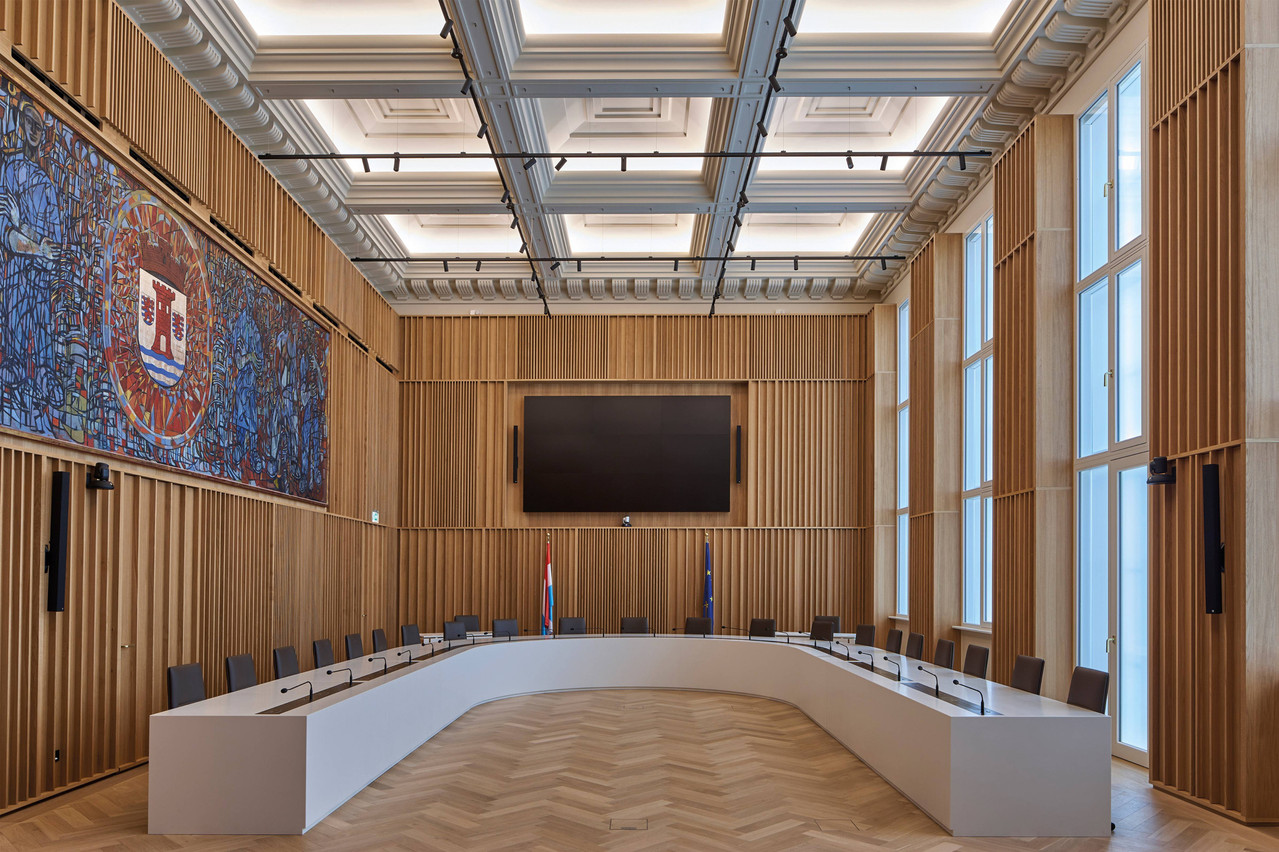 Ce réaménagement a permis d’améliorer la qualité acoustique, de l’air et l’esthétique de la salle du conseil. (Photo: Jim Clemes Associates)