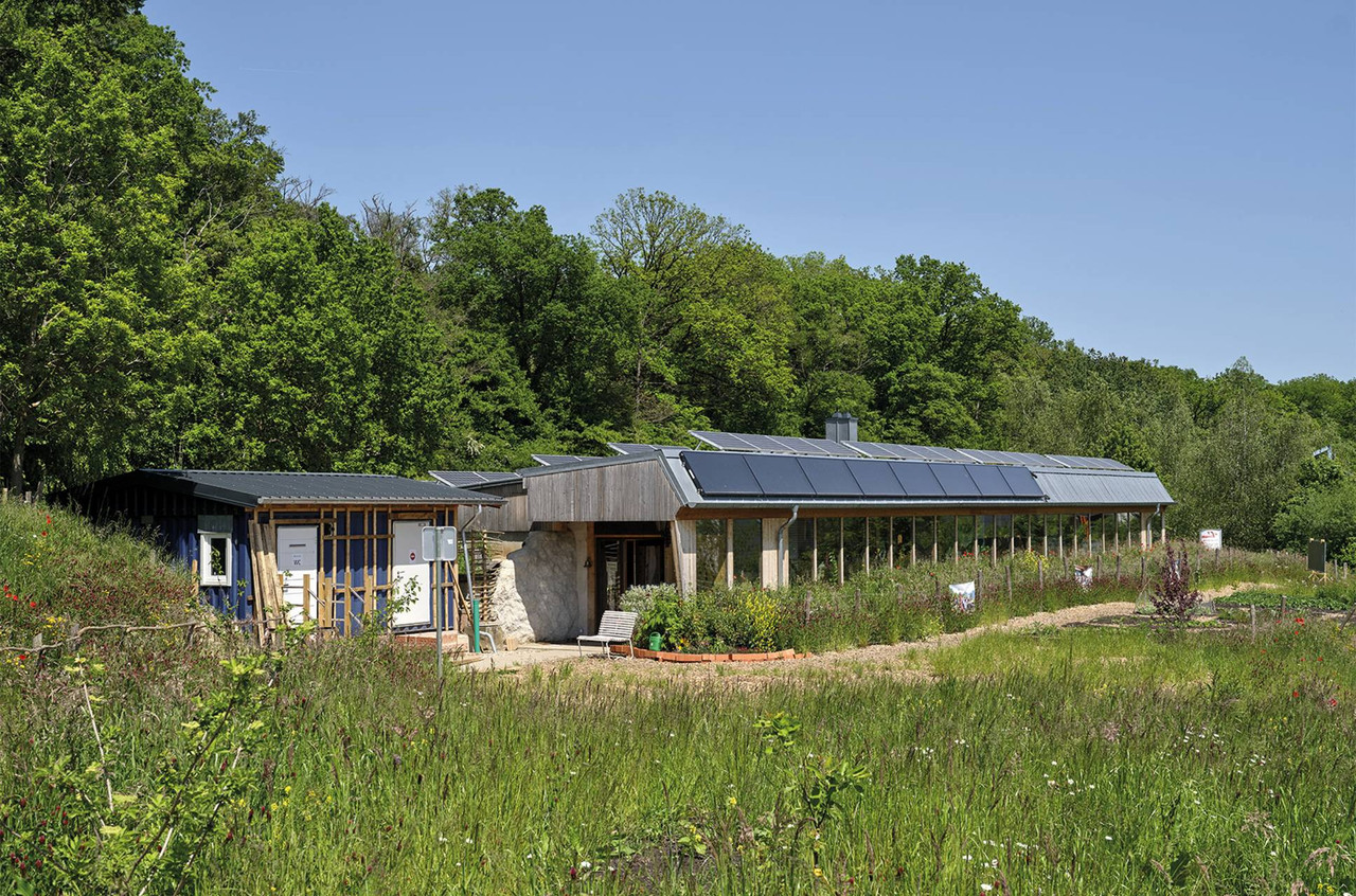 Ce bâtiment autarque est construit avec beaucoup de liberté à partir de matériaux recyclés. (Photo: Christof Weber)