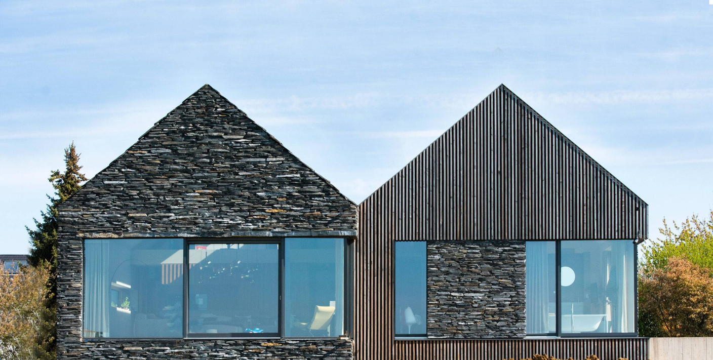 Cette maison de campagne combine pierre et bois en étant très bien intégrée à son environnement. (Photo: CCA)
