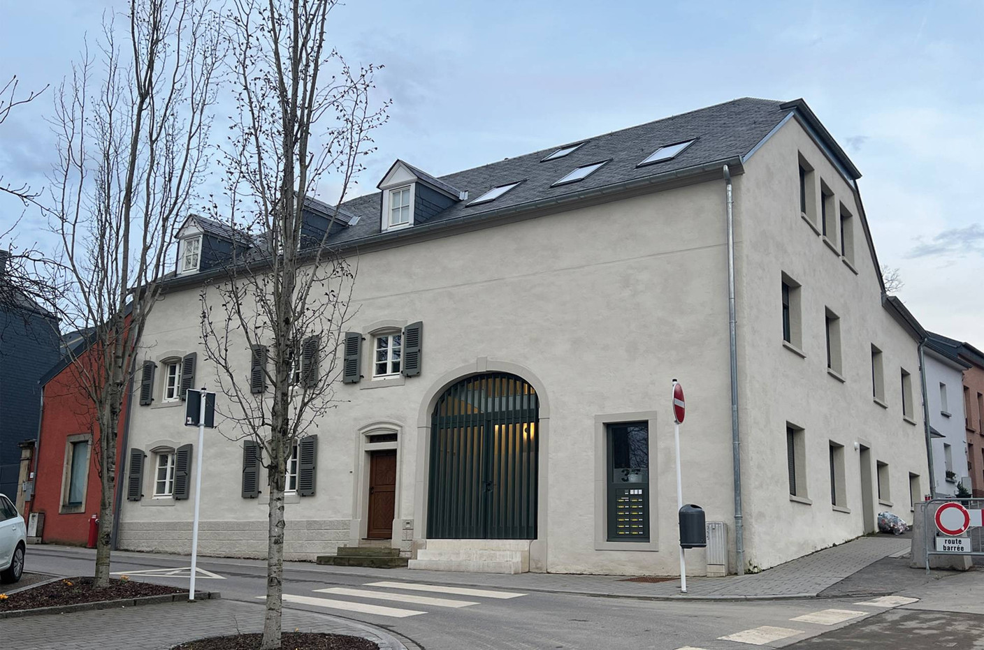 La façade principale n’a pas du tout été modifiée, alors que le bâtiment accueille désormais de nombreux logements. (Photo: C. Schwartz)