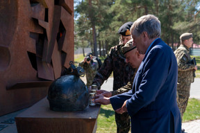 François Bausch and general Steve Thull place candles at a monument to fallen soldiers at the Ădaži military base. Photo: SIP / Emmanuel Claude