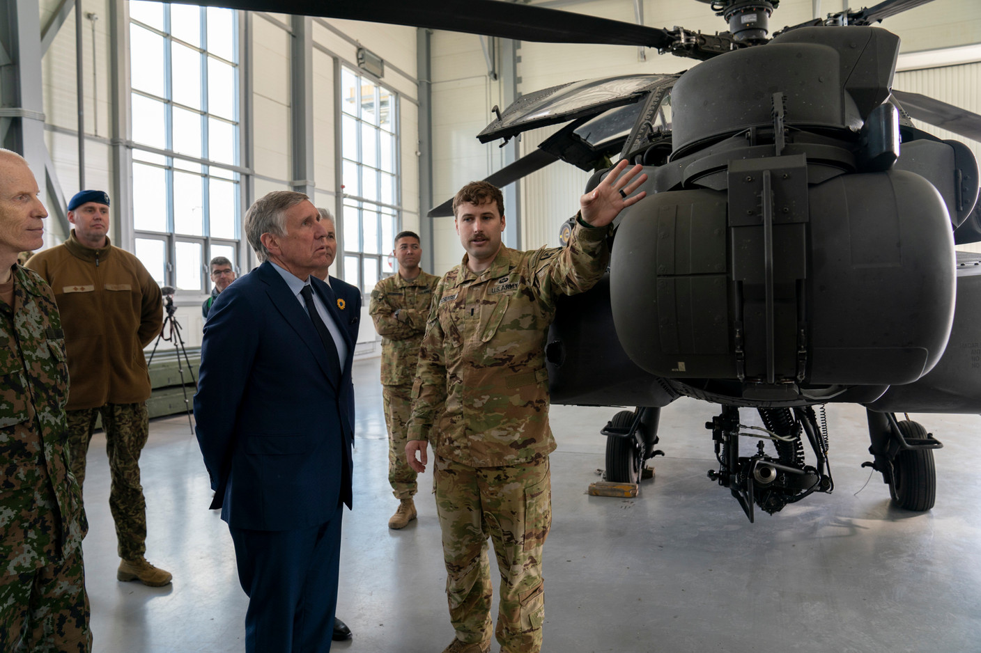François Bausch met with American soldiers who have been stationed at the Lielvārde base as reinforcements since the beginning of the war in Ukraine. Photo: SIP / Emmanuel Claude