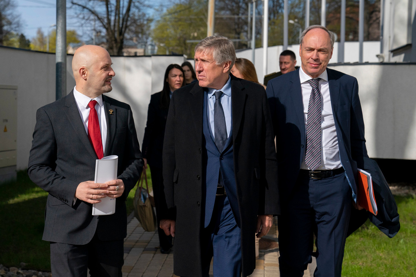 Jānis Sārts, director of the Nato centre of excellence for strategic communication, François Bausch and Paul Schmit, Luxembourg ambassador to Latvia and Lithuania, 3 May 2022. Photo: SIP / Emmanuel Claude
