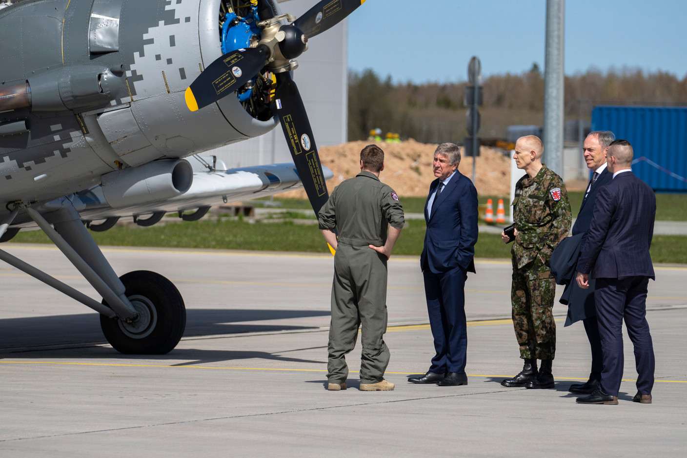 François Bausch, army chief general Steve Thull and ambassador Paul Schmit inspect the aircraft before taking a short flight aboard an Antonov An-2 single-engine biplane. Photo: SIP / Emmanuel Claude