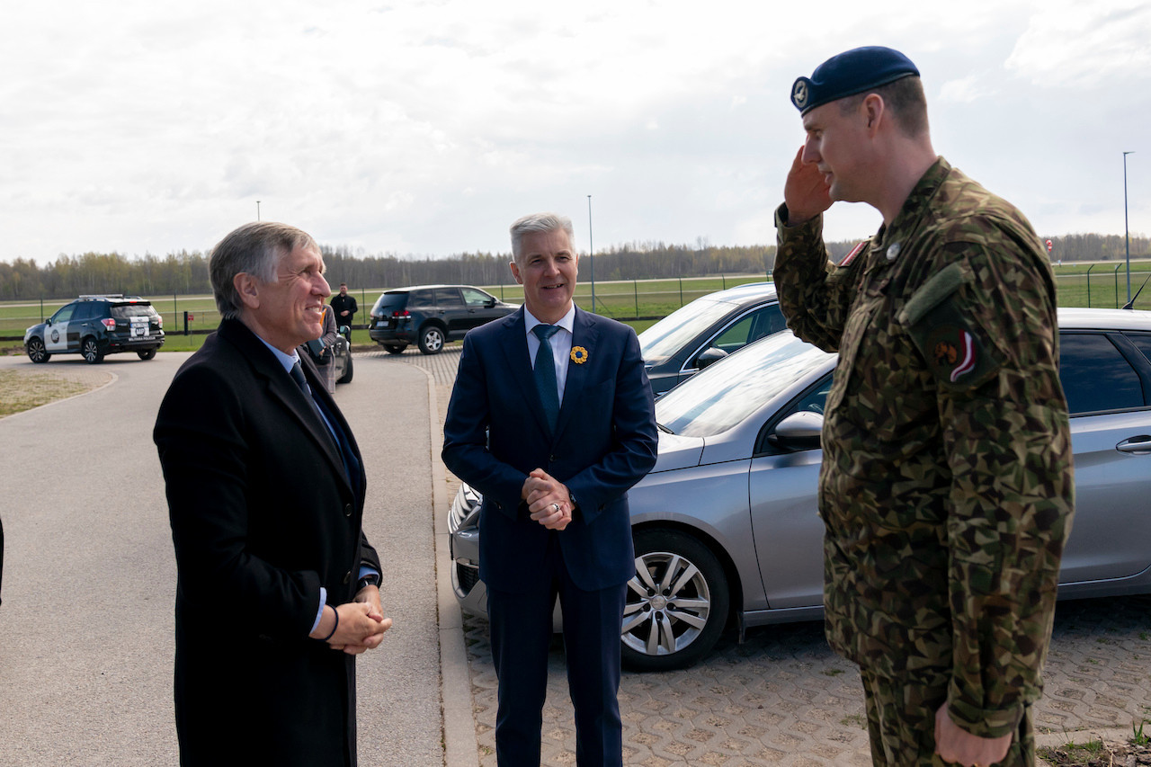 François Bausch and his Latvian counterpart Artis Pabriks are greeted by lieutenant-colonel Vilnis Krasts, commander of the Lithuanian air force. Photo: SIP / Emmanuel Claude