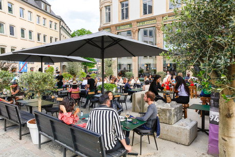 Malgré les lourds travaux environnants, la terrasse du Bazaar reste incontestablement l’une des plus courues et confortables de la capitale… (Photo: Romain Gamba / Maison Moderne)