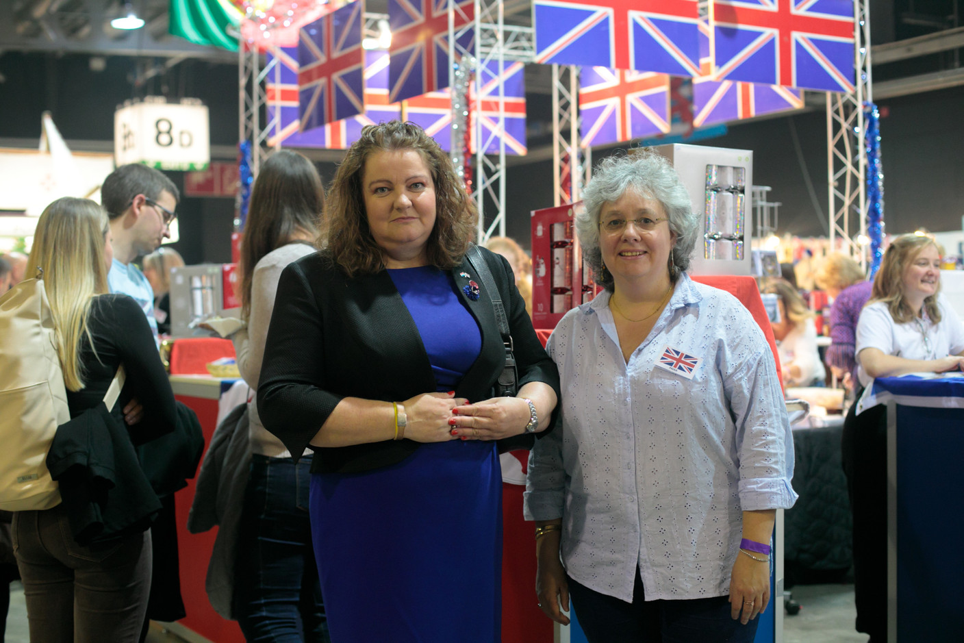 Fleur Thomas, ambassador to Luxembourg for Great Britain and Northern Ireland, and head of stand Paola Liszka at the stand of the United Kingdom at the Bazar. Matic Zorman / Maison Moderne